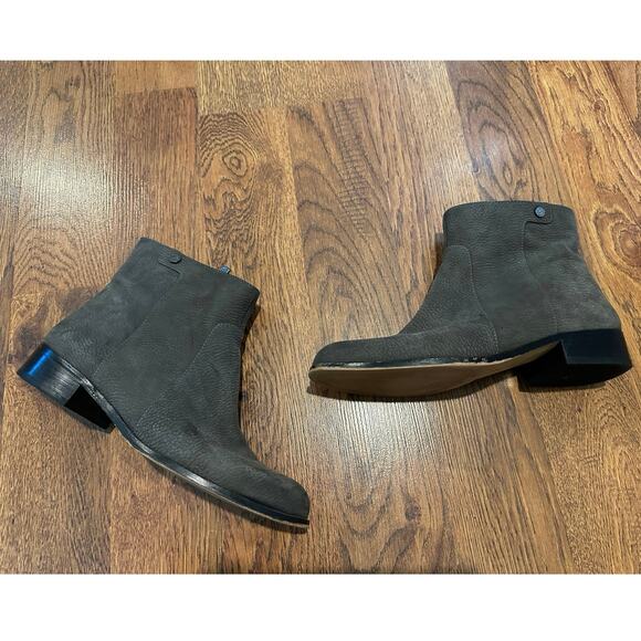Vince Camuto Women’s Cici Gray Pebbled Leather Ankle Boots Size 9 Neutral Chic - Picture 1 of 12